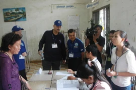 Các cử tri Campuchia bỏ phiếu bầu cử Quốc hội Campuchia khóa V. (Nguồn: TTXVN)