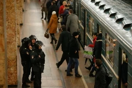 Cảnh sát gác tại nhà ga tàu điện ngầm ở thủ đô Moskva sau vụ tấn công khủng bố ở St.Petersburg ngày 3/4. (Nguồn: THX/TTXVN) 