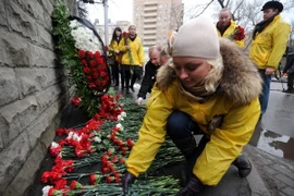 Ba Lan tưởng niệm cố Tổng thống tử nạn Lech Kaczynski bên ngoài Đại sứ quán Ba Lan ở Nga. (Nguồn: AFP/TTXVN)