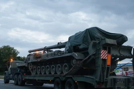 Xe quân sự của Ukraine trên một tuyến đường ở Kiev. (Nguồn: EPA/TTXVN) 