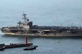 Tàu sân bay USS Carl Vinson tới cảng Busan Hàn Quốc ngày 15/3. (Nguồn: YONHAP/TTXVN)