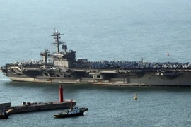 Tàu sân bay USS Carl Vinson tới cảng Busan Hàn Quốc ngày 15/3. (Nguồn: YONHAP/TTXVN)