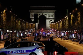 Cảnh sát phong tỏa lối vào đại lộ Champs-Elysées ở thủ đô Paris sau vụ tấn công ngày 20/4. (Nguồn: AFP/TTXVN) 