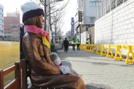 Bức tượng "phụ nữ mua vui" dựng bên ngoài Lãnh sự quán Nhật Bản ở thành phố Busan, miền Nam Hàn Quốc. (Nguồn: AFP/TTXVN)