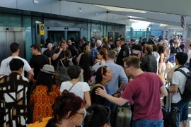 Hành khách bên ngoài nhà chờ ở sân bay Heathrow, London ngày 27/5. (Nguồn: AFP/TTXVN) 