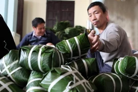 Làng Tranh Khúc, xã Duyên Hà, huyện Thanh Trì (Hà Nội) nổi tiếng với nghề làm bánh chưng phục vụ Tết. (Ảnh: Trần Việt/TTXVN)