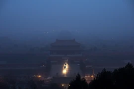 Sương mù ở Bắc Kinh ngày 20/12/2016. (Nguồn: AFP/TTXVN)