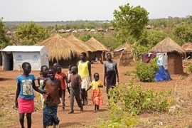  Trẻ em tị nạn Nam Sudan tại trại tị nạn ở Yumbe, Uganda ngày 14/4. (Nguồn: AFP/TTXVN)