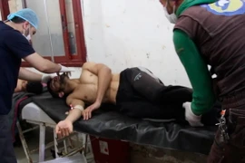 Người dân Syria được điều trị trong bệnh viện ở thị trấn Maaret al-Noman, tỉnh Idlib, sau khi bị ảnh hưởng bởi cuộc tấn công bị tình nghi sử dụng vũ khí hóa học ngày 4/4. (Nguồn: EPA/TTXVN) 
