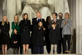 Các thành viên trong gia đình của tân Tổng thống đắc cử Donald Trump cùng xuất hiện trước tượng đài Lincoln. (Nguồn: nbc26.com)