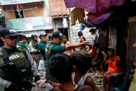 Lực lượng đặc nhiệm chống ma túy truy quét tội phạm ma túy tại thành phố Pasig, phía đông Manila ngày 13/2. (Nguồn: EPA/TTXVN) 