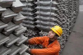 Công nhân kiểm tra các thanh nhôm tại kho hàng ở Vô Tích, tỉnh Giang Tô. (Nguồn: AFP/TTXVN) 