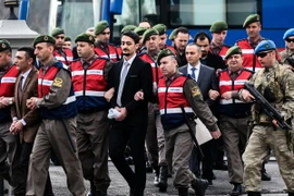 Các nghi phạm ám sát Tổng thống Thổ Nhĩ Kỳ Tayyip Erdogan bị lực lượng chức năng áp giải tới tòa án ở Mugla, miền Nam Thổ Nhĩ kỳ ngày 20/2. (Nguồn: AFP/TTXVN) 