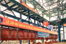  Lễ lắp đặt bao hơi tổ máy số 1 của Nhà máy Nhiệt điện Thái Bình 2. (Ảnh: Thu Hằng/Vietnam+) 