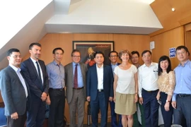 Chủ tịch UBND thành phố Hà Nội Nguyễn Đức Chung chụp ảnh lưu niệm với lãnh đạo Cơ quan quản lý các bệnh viện công Paris. (Ảnh: Bích Hà/TTXVN) 