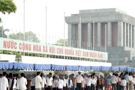 Xếp hàng vào Lăng viếng Chủ tịch Hồ Chí Minh. (Nguồn: TTXVN)