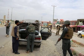 Cảnh sát Afghanistan kiểm tra an ninh trong một chiến dịch chống phiến quân ở tỉnh Ghazni ngày 7/8. (Nguồn: THX/TTXVN)