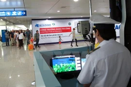 Theo dõi thân nhiệt hành khách tại sân bay Quốc tế Tân Sơn Nhất, Thành phố Hồ Chí Minh. Ảnh minh họa. (Ảnh: Phương Vy/TTXVN).