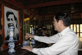 Chủ tịch nước Trương Tấn Sang thắp hương tưởng niệm cố Thủ tướng Võ Văn Kiệt tại di tích Trung ương Cục miền Nam. (Ảnh: Lê Đức Hoảnh/TTXVN) 