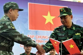 Lực lượng biên phòng hai bên ký biên bản ghi nhớ công tác diễn tập chống khủng bố. (Ảnh: Văn Đức/TTXVN) 