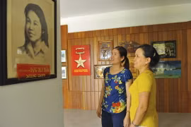Khách thăm quan khu Di tích theo dòng nhật ký Đặng Thùy Trâm. (Ảnh: Minh Đức/ TTXVN)