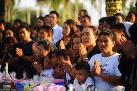 Người dân đưa tang cầu nguyện trước khi cúng dường cho các nhà sư, thể hiện sự tôn kính với vị vua trị vì lâu nhất thế giới. (Nguồn: Dailymail)