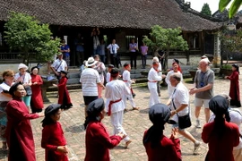 Du khách tham gia trình diễn các điệu Xoan cùng các nghệ nhân, diễn viên phường Xoan An Thái, tại đình Hùng Lô, thành phố Việt Trì. (Ảnh: Trung Kiên/TTXVN) 