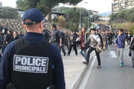 Cảnh sát triển khai để ngăn chặn những người biểu tình quá khích ở Ajaccio, đảo Corsica, Pháp ngày 27/12. (Nguồn: AFP/TTXVN)