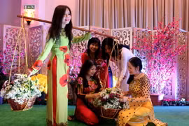 Tái hiện cảnh chợ hoa Tết ở Việt Nam. (Ảnh: Trần Quang Vinh/Vietnam+) 
