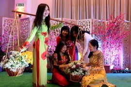 Tái hiện cảnh chợ hoa Tết ở Việt Nam. (Ảnh: Trần Quang Vinh/Vietnam+) 