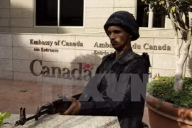 Cảnh sát Ai Cập gác bên ngoài Đại sứ quán Canada ở Cairo ngày 8/12/2014. (Nguồn: AFP/TTXVN)