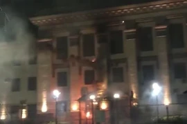 Khoảng 20 đối tượng quá khích Ukraine mang theo các khẩu hiệu kích động đã ném pháo hoa vào Đại sứ quán Nga. (Nguồn: RT)