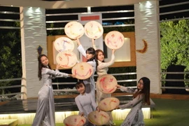 Tiết mục múa nón do các sinh viên Việt Nam thể hiện gây ấn tượng với công chúng Ai Cập. (Ảnh: Nguyễn Trường/Vietnam+)