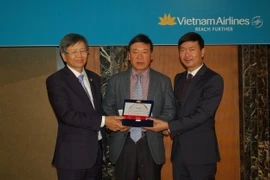 Đại sứ Phạm Hữu Chí (ngoài cùng bên trái) và ông Lưu Anh Tuấn (ngoài cùng bên phải) trao giải thưởng cho Đại lý bán vé xuất sắc nhất năm 2016. (Ảnh: Vũ Toàn-Phạm Duy/Vietnam+)