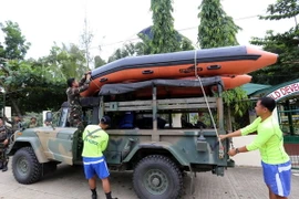 Lực lượng cứu hộ Philippines chuẩn bị các phương tiện để đối phó với bão Haima tại thành phố Ilagan. (Nguồn: AFP/TTXVN)