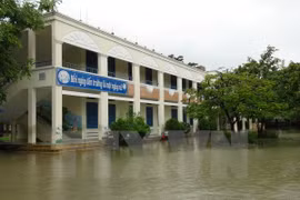 Trường học ở thành phố Nha Trang bị ngập nước sâu nên học sinh phải nghỉ học. (Ảnh: Nguyên Lý/TTXVN)