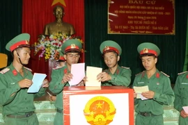 Cán bộ, chiến sỹ trung đoàn BB95 bỏ phiếu bầu cử. (Ảnh: Dương Giang/TTXVN) 