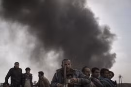 Người dân Iraq chạy khỏi các khu vực IS kiểm soát gần Qayara, phía nam Mosul ngày 1/11. (Nguồn: AP/TTXVN) 