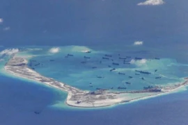 Hoạt động bồi lấp, xây dựng đảo trái phép của Trung Quốc ở Biển Đông. (Nguồn: Reuters)