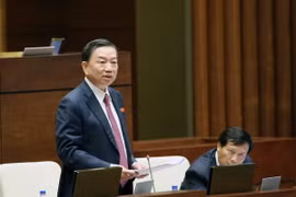 Thượng tướng Tô Lâm, Bộ trưởng Bộ Công an giải trình về dự thảo Nghị quyết về việc thực hiện thí điểm cấp thị thực điện tử cho người nước ngoài nhập cảnh Việt Nam. (Ảnh: Phạm Kiên/TTXVN) 