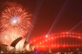 Màn pháo hoa lung linh rực rỡ sắc màu trên cầu cảng Sydney, Australia ngày 31/12. (Nguồn: AFP/TTXVN)