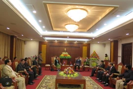 Quang cảnh buổi làm việc giữa lãnh đạo hai tỉnh Hòa Bình và Huaphanh (Lào). (Ảnh: Nhan Sinh/TTXVN)