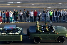 Người dân vĩnh biệt cố Lãnh tụ Fidel Castro khi đoàn xe tang mang tro cốt của ông bắt đầu chuyển bánh ở La Habana ngày 30/11. (Nguồn: EPA/TTXVN)