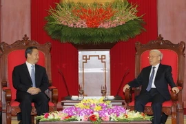 Tổng Bí thư Nguyễn Phú Trọng tiếp Bí thư Đảng ủy Khu tự trị dân tộc Choang Quảng Tây. (Ảnh: Trí Dũng/TTXVN)