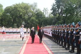 Tổng Bí thư Nguyễn Phú Trọng và Tổng Bí thư , Chủ tịch nước Lào Bounnhang Volachith duyệt đội danh dự Quân đội nhân dân Việt Nam. ( Ảnh: Trí Dũng/TTXVN) 