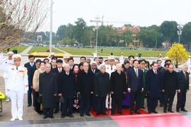 Lãnh đạo Đảng, Nhà nước vào Lăng viếng Chủ tịch Hồ Chí Minh. (Ảnh: Doãn Tấn/TTXVN)
