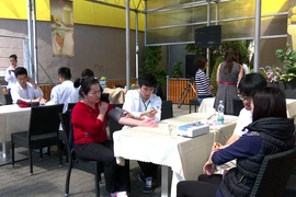 Sinh viên Việt Nam tại Séc khám bệnh miễn phí cho kiều bào. (Ảnh: Hồng Tâm/Vietnam+)