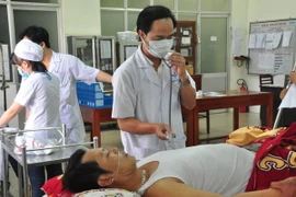  Bệnh nhân bị ngộ độc do ăn cá nóc đang được điều trị. (Ảnh: Đinh Hương/TTXVN)