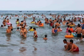 Rất đông người dân và du khách đến vui chơi, tắm biển ở Đà Nẵng. (Ảnh: Trần Lê Lâm/TTXVN)