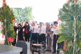 Các đại biểu thắp hương tưởng niệm tại phần mộ cụ Phó bảng Nguyễn Sinh Sắc. (Ảnh: Nguyễn Văn Trí/TTXVN)